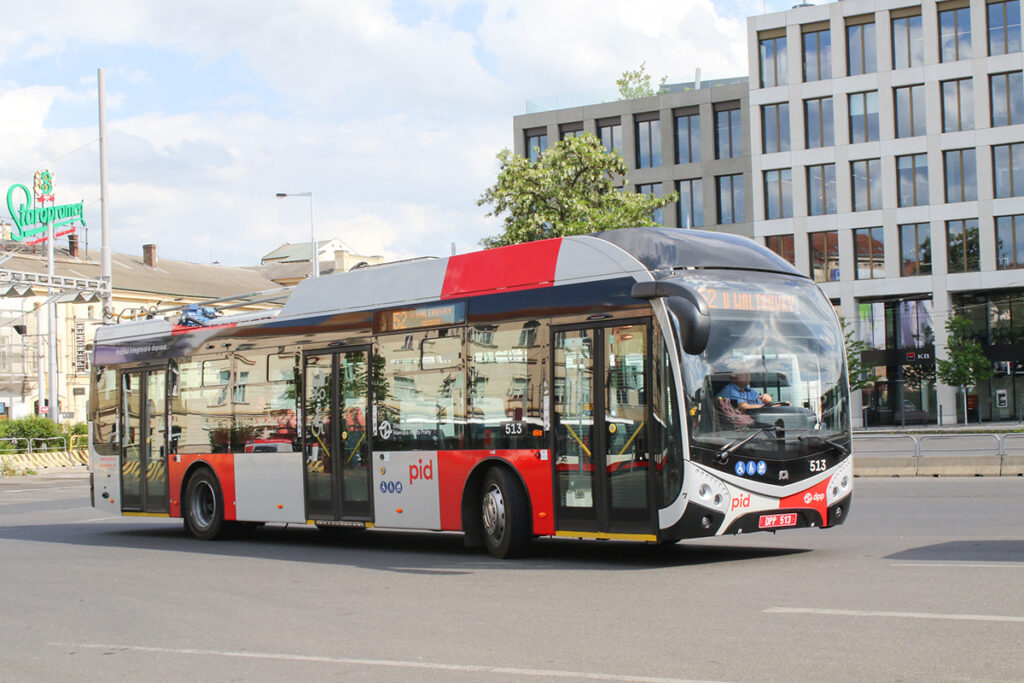 新路線52番で運行されるトロリーバス。トロリーポールを下げてバッテリーで稼働中
