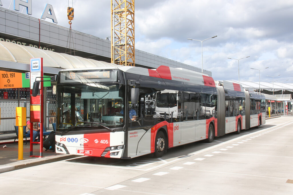 プラハ空港の連絡バス59番は3車体連節車が活躍する。空港内は架線が張られていない