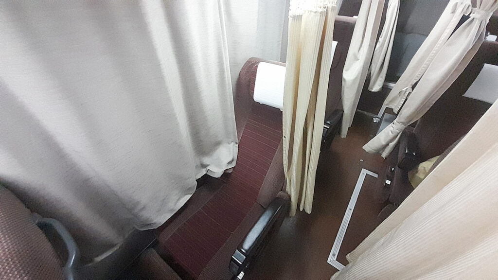 日本の夜間高速バスの座席。フットレストにリクライニングと、車内で快適に過ごせる工夫がされている