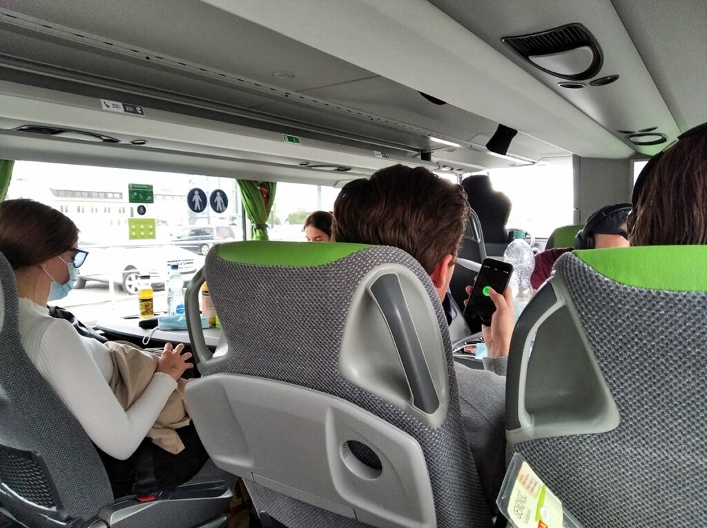 フリックスバスの車内。窮屈で座席も硬く、身体が痛くなる筆者には合っていないようだ