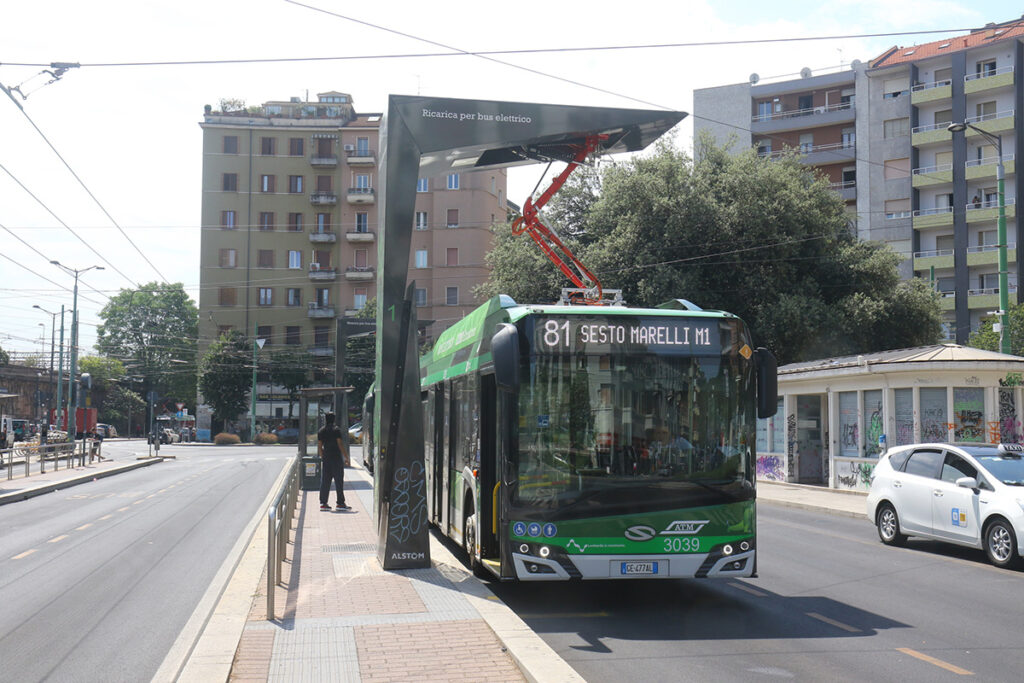 白色LED表示のミラノの路線バス。EV車のため充電中