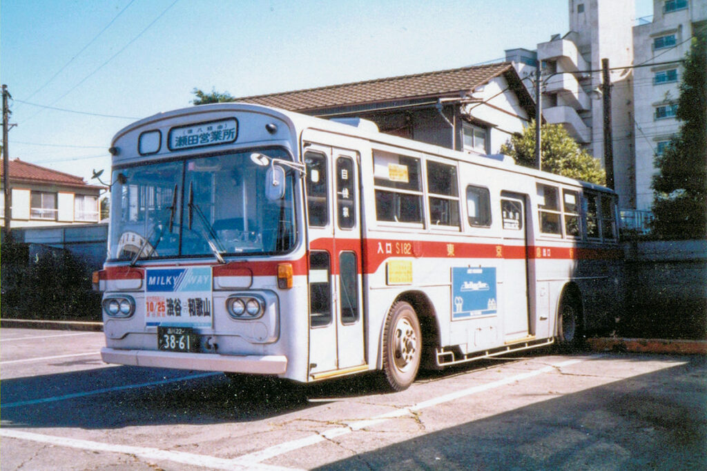1970年代まで採用されていた東急バスの行き先表示板。側面に幕表示はなかった