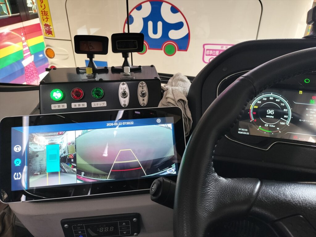常時バックモニターできる車両はあるがあおられても何もできないししない