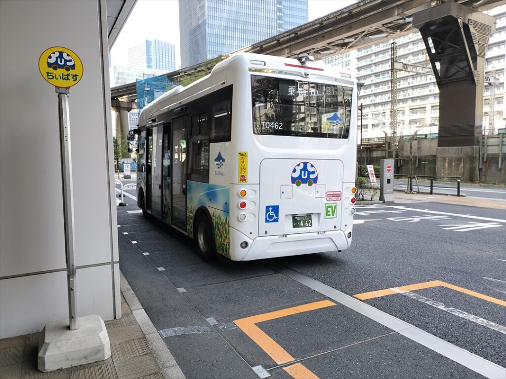 バスが発車するときは右に出ないで！
