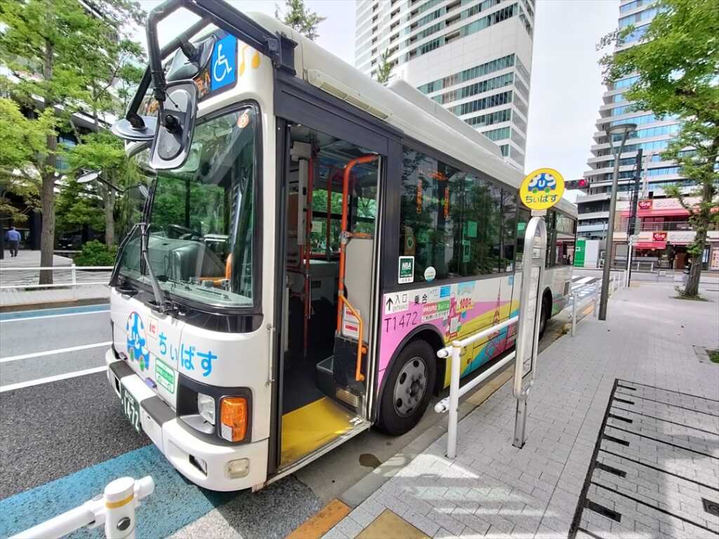 停車中のバスの左側を自転車で通行しないで！