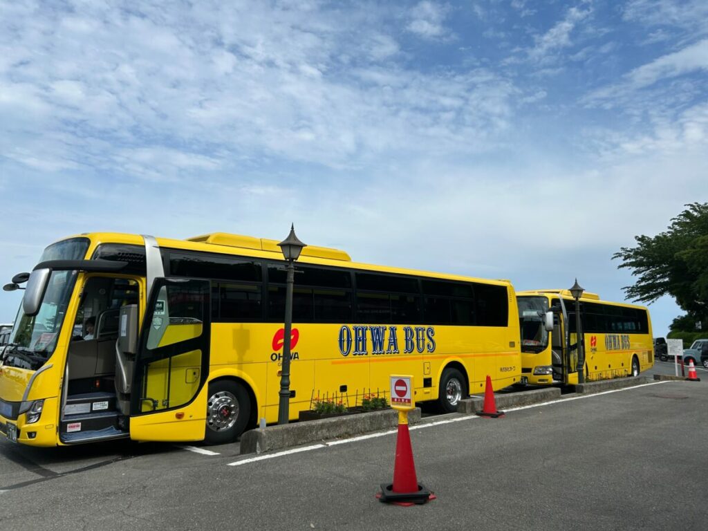 貸切バスはいつもピカピカです！（旅先で撮ったバスなのでイメージです）