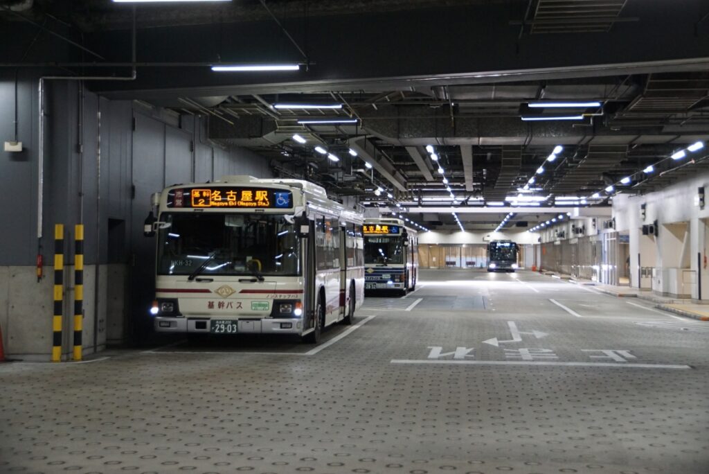 広大な市バスターミナル