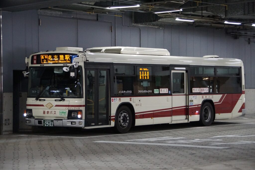 基幹バスが発車を待っている