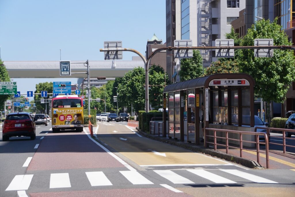 5車線の中央寄りを走る路線バスは珍しい