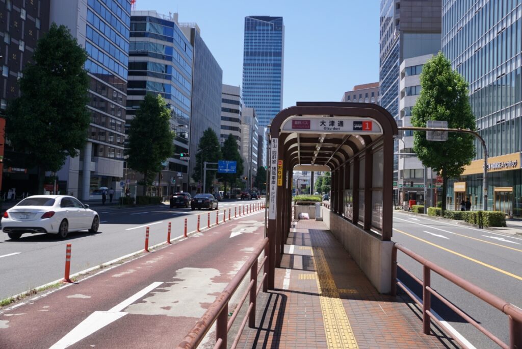 道路中央にある安全地帯の1面2線ホームは路面電車のようだが実は島式が上下線で2本並んでいる