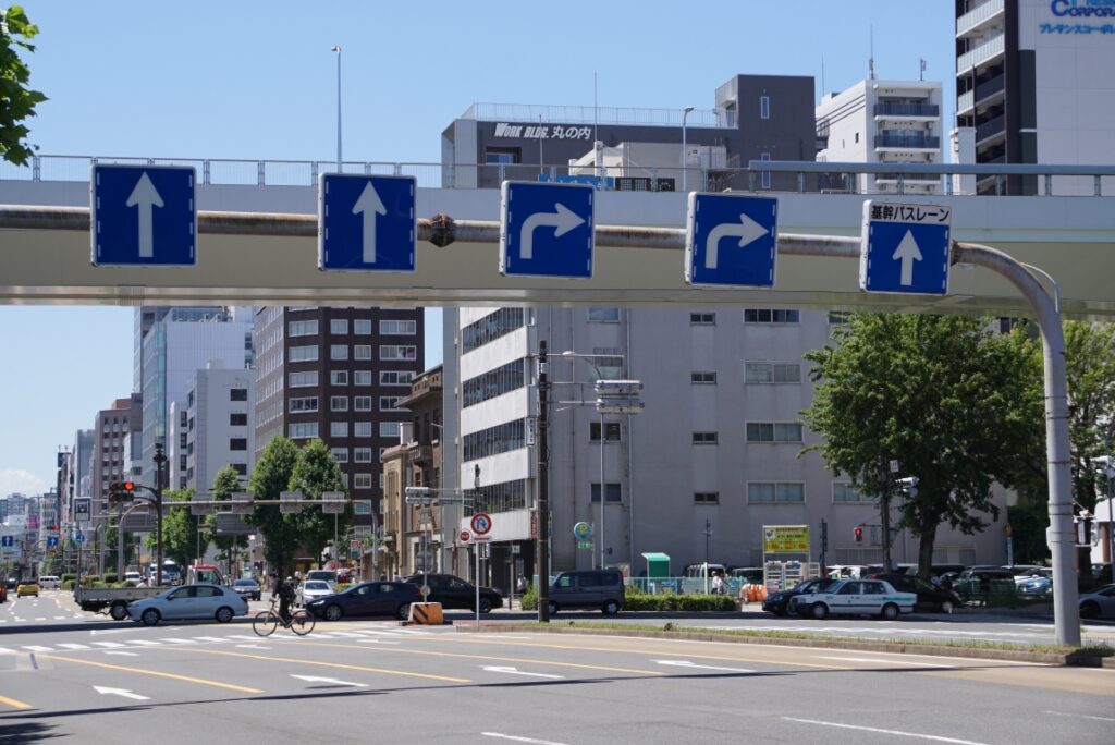 右折するのに最も中庸寄りの車線に入ってしまうと直進しかできない！