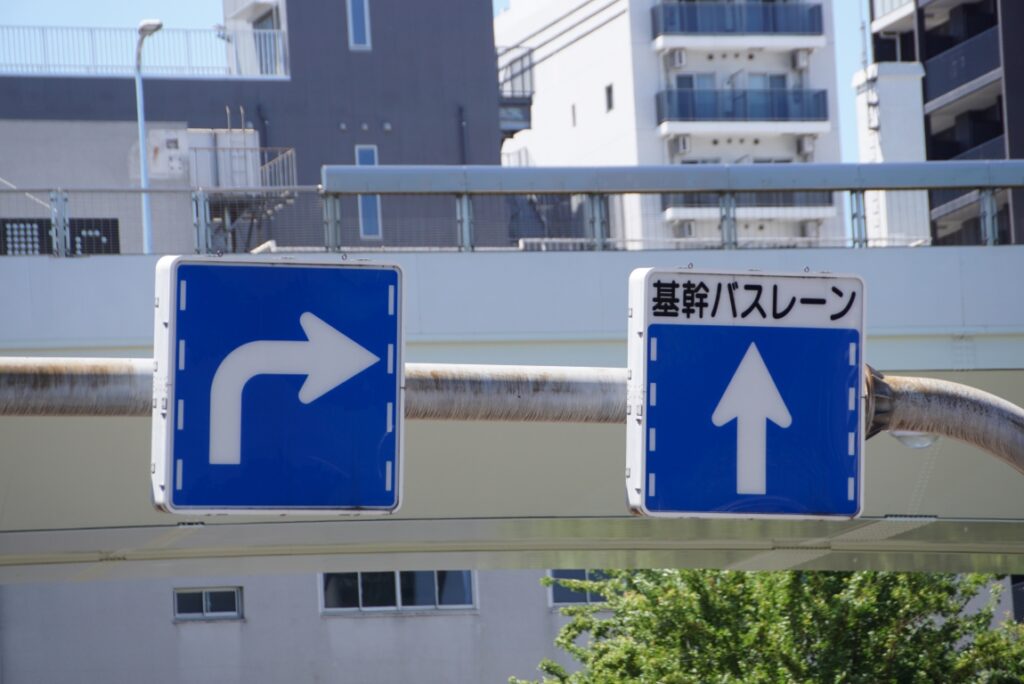 道路中央寄り右からバスレーン直進でその左が一般右折レーン！