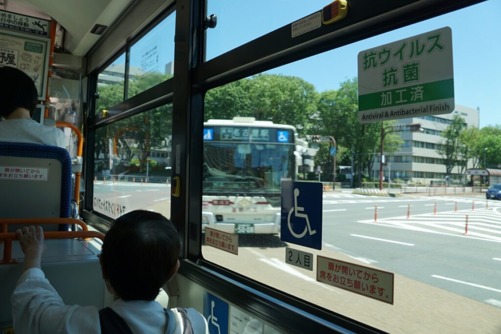 何車線もあるのにバスが中央車線ですれ違う姿は他ではない？