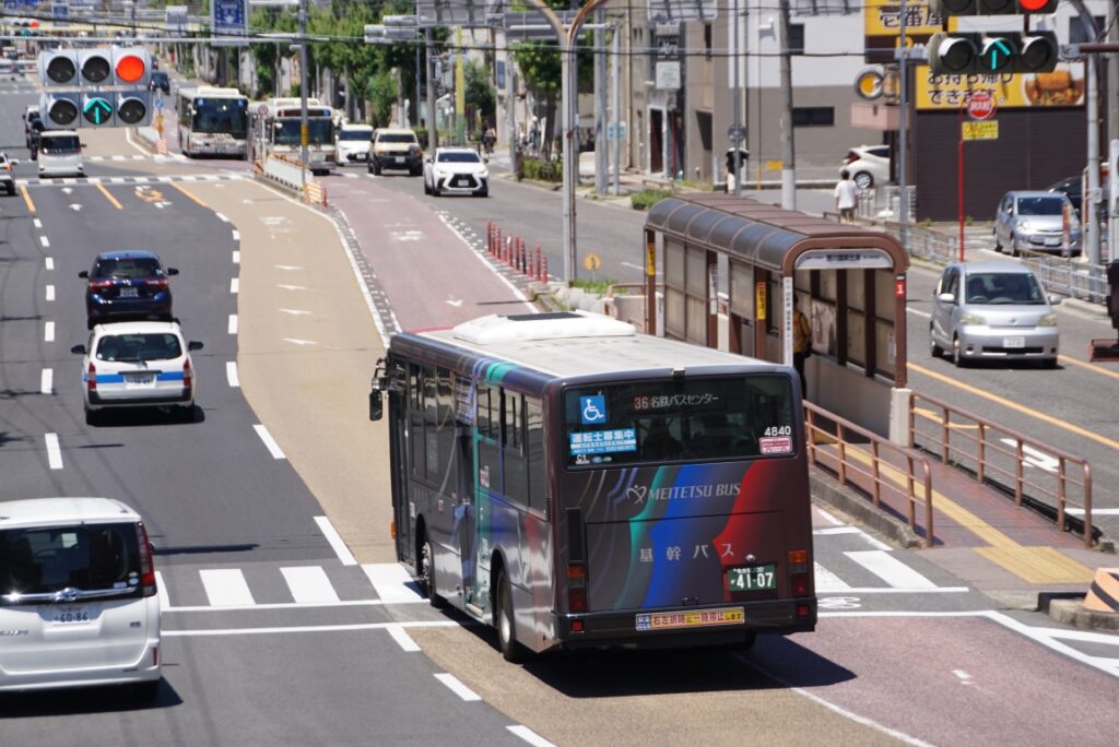 島式ホームは片面が上下線に1本ずつ設置してある