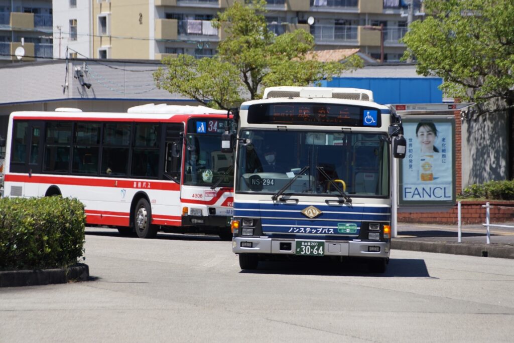 一般路線バスも名鉄の基幹バスもやってくる