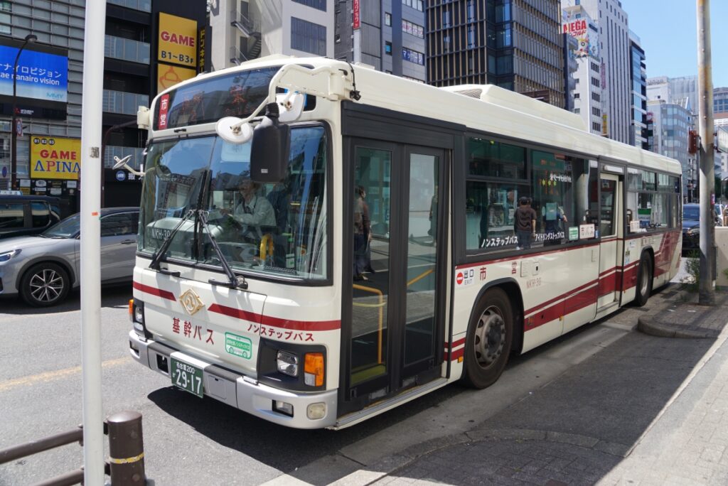ノンステップでアイドリングストップで基幹バスで市営でと色々とうるさい表示がいっぱい！