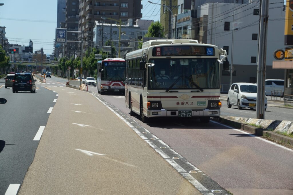 市営と名鉄の基幹バスが連なるが行先が異なるので乗車の際は注意