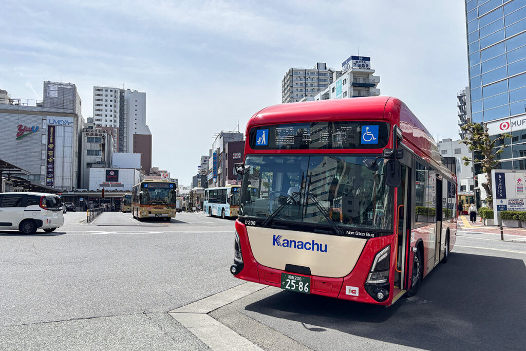 神奈中バス・平157系統で使用のいすゞエルガEV。2026年に導入した1台