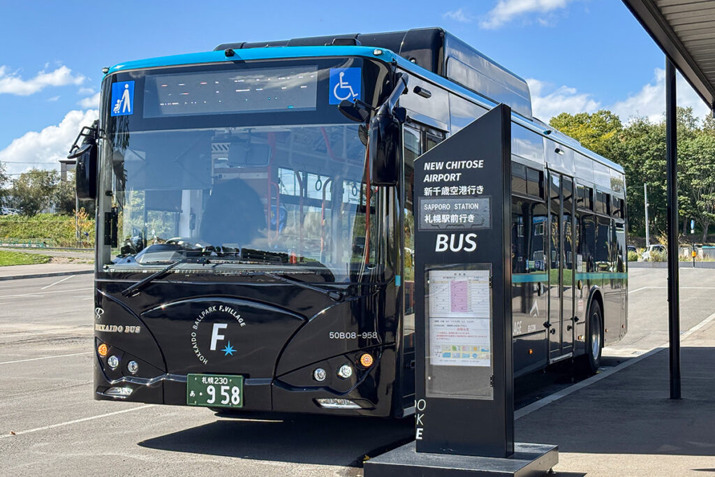 光沢のあるブラックボディがよく目立つ、北海道バスのBYD K8 1.0