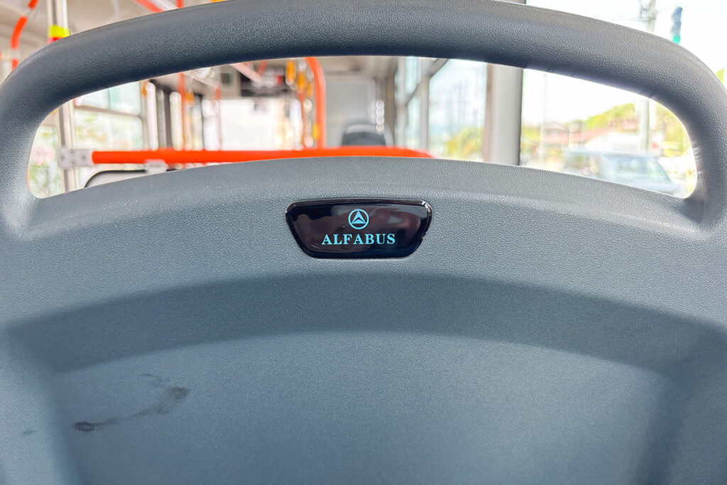 車内の座席裏面にアルファバスのブランドロゴが入っている