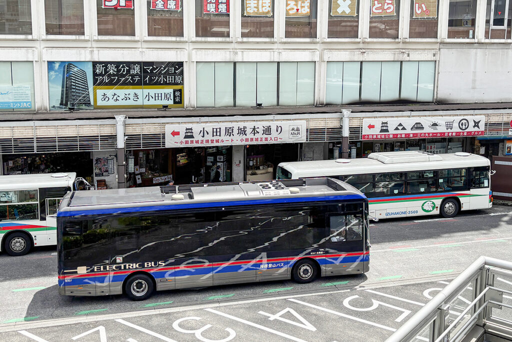 見かけることはあるにせよ、乗ろうと思うと意外と乗れないのがEV?(箱根登山バス EVモーターズ・ジャパン F8 series2-City Bus)