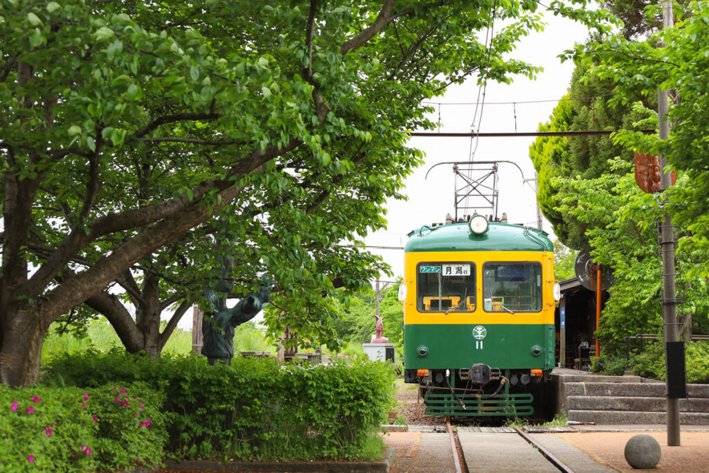 新潟交通の電車が保存されている月潟駅跡