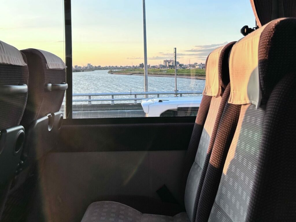 運転士はバスの運行前点検をするがガイドは車内の準備をする