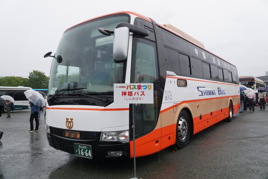 昭和世代には懐かしい神姫バス中国高速線の復刻塗色で国鉄バスとの共同運行だったが現在は西日本ジェイアールバスと共同運行