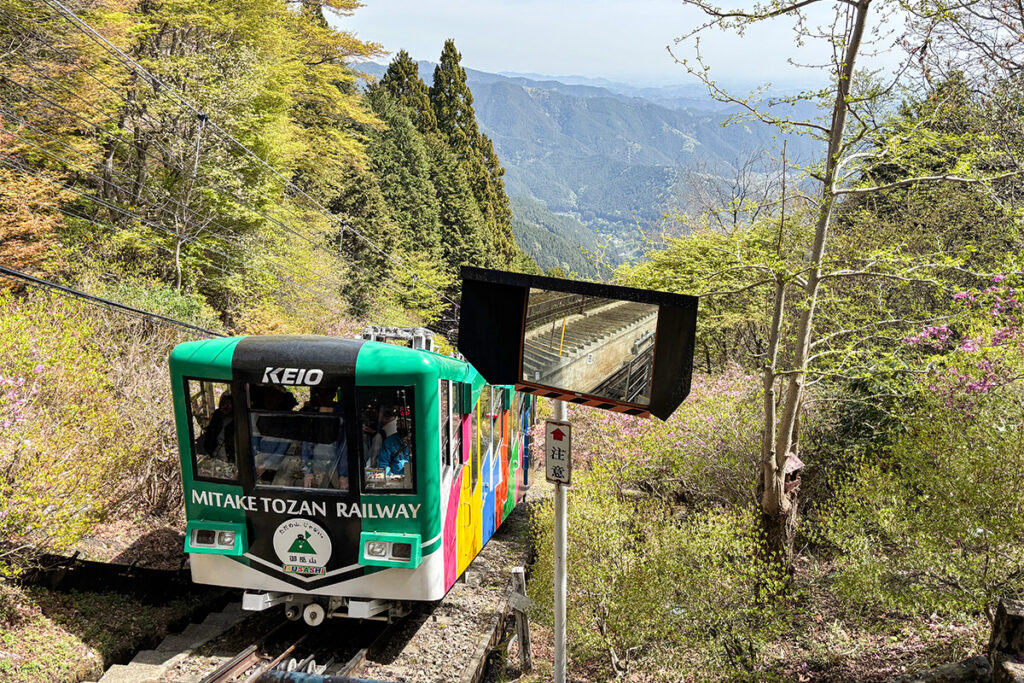 東京都の御岳山。山の途中にケーブルカーが通っている