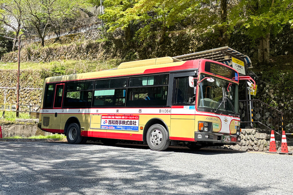 西東京バスの御10系統。中型路線車が使われている