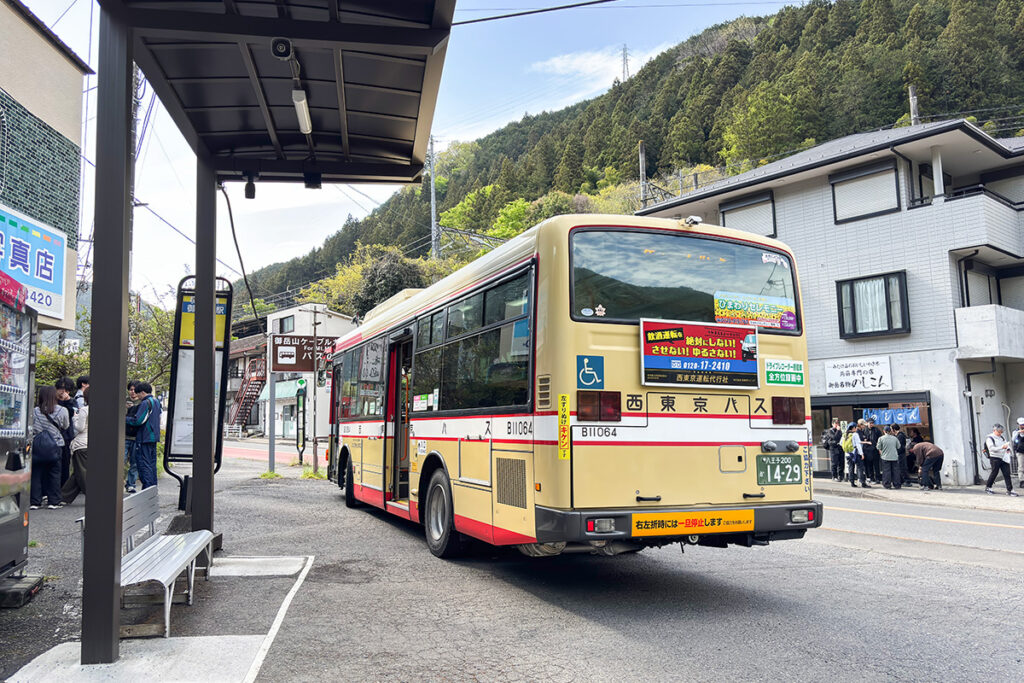 ケーブル下行き御10系統が御岳駅バス停で出発待ち