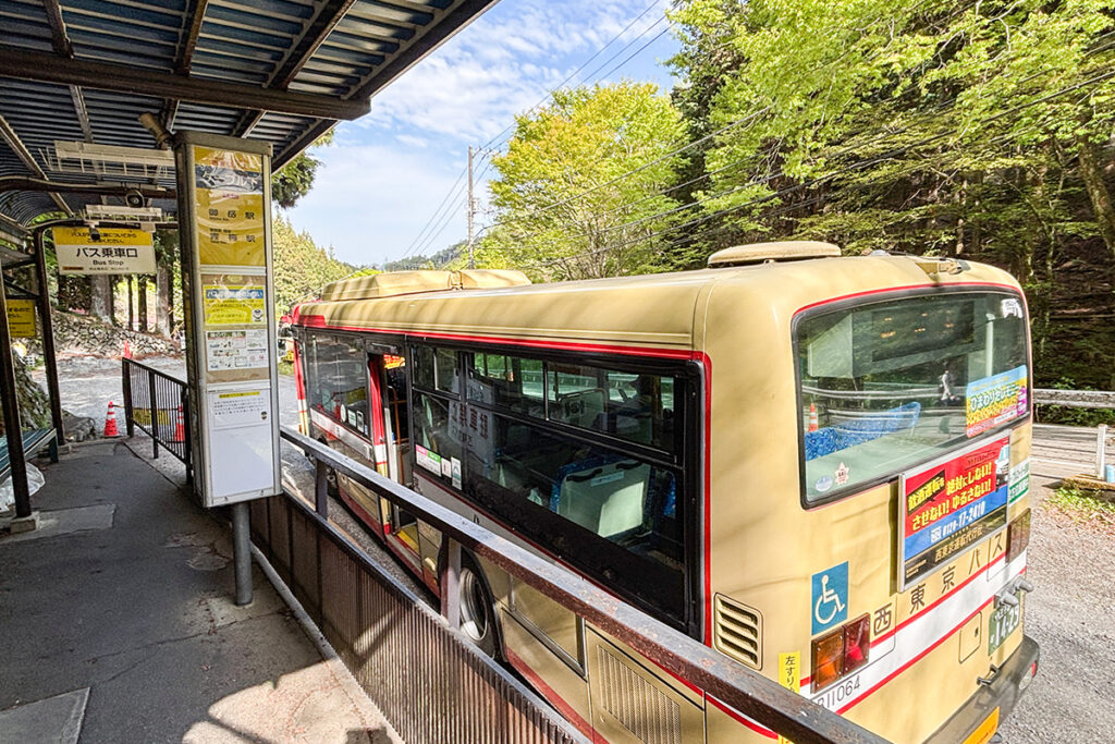 ケーブル下で折り返しの御岳駅行きになって戻っていく
