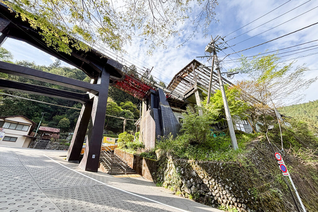 ケーブル下〜滝本駅の間は徒歩にて。距離およそ210m・高低差33m