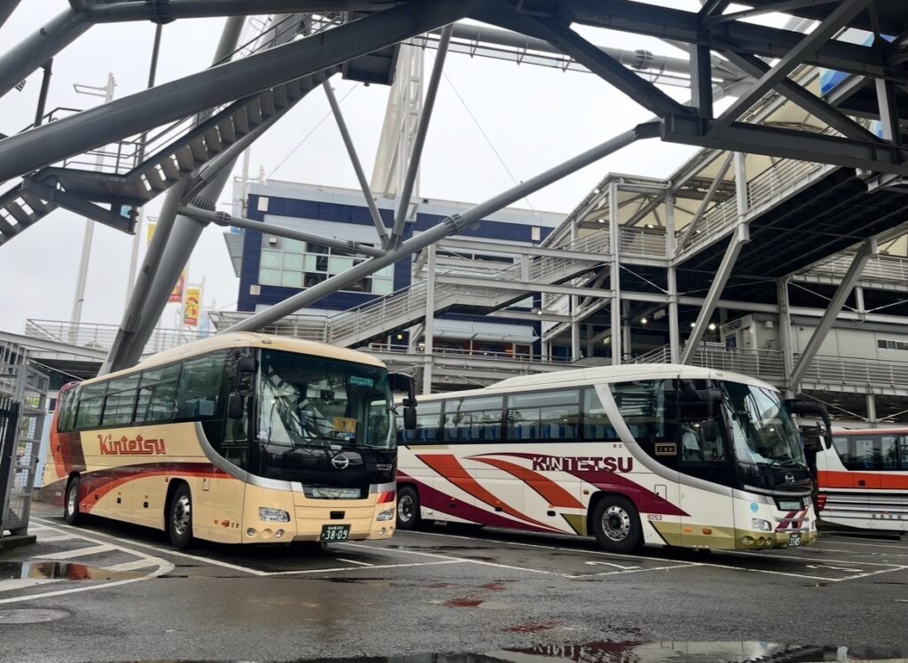 観光地の大型駐車場にはさまざまな事業者の貸切バスがいっぱい!