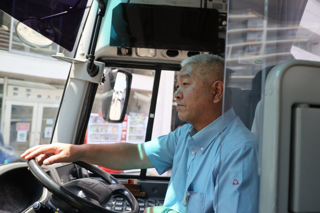 大型貸切車を所定の位置に据える萱沼教官