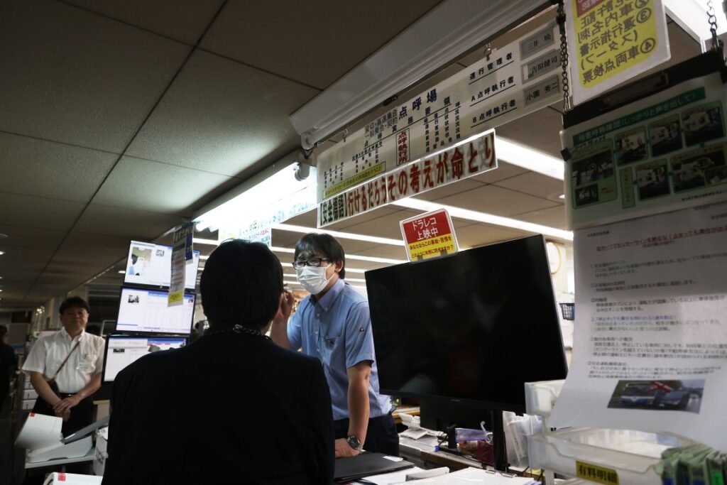 模擬点呼を行う小薗運行管理者