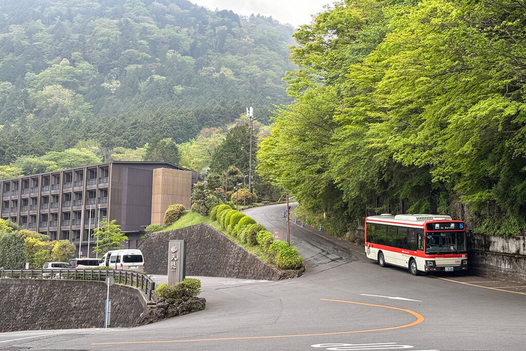 御殿場アウトレット行きのM系統が天悠前で待機中