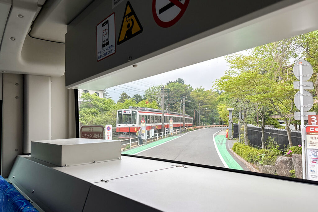強羅駅で登山電車と顔合わせ