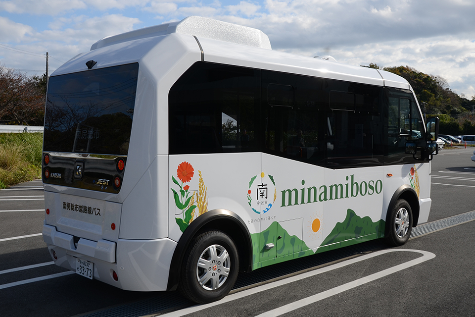 南房総市コミュニティバスのe-JEST、右側面は山をモチーフにしたデザインだ