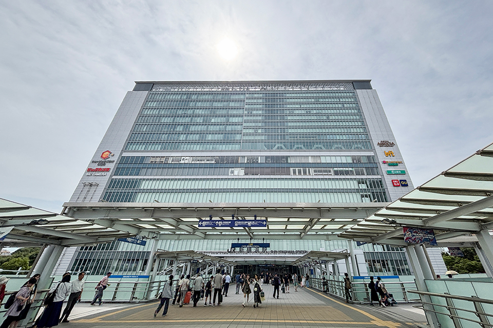 新横浜駅には巨大な駅ビルがそびえる
