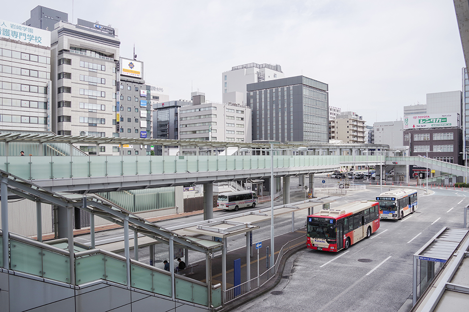 多数のバスが発着する新横浜駅前のバスターミナル