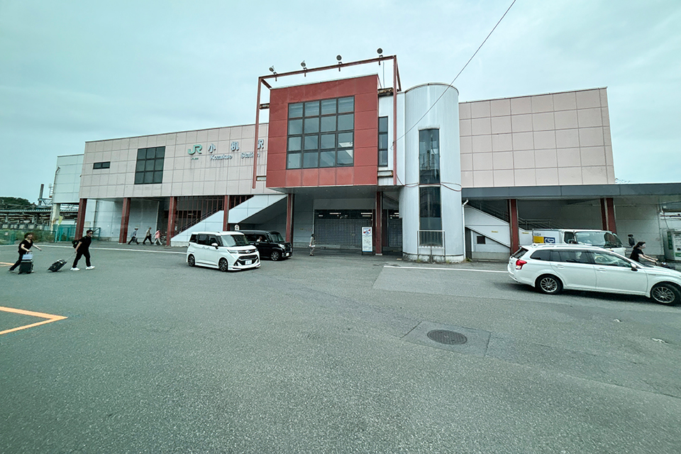 1908年に開業した小机駅前にバスが立ち寄る