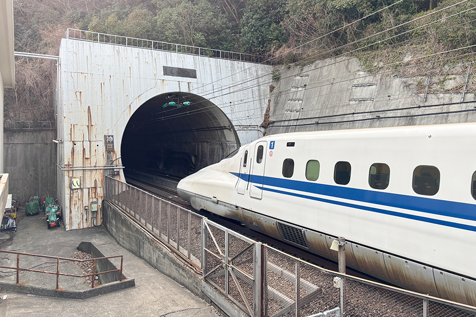 トンネルに挟まれた立地がユニークな新神戸駅