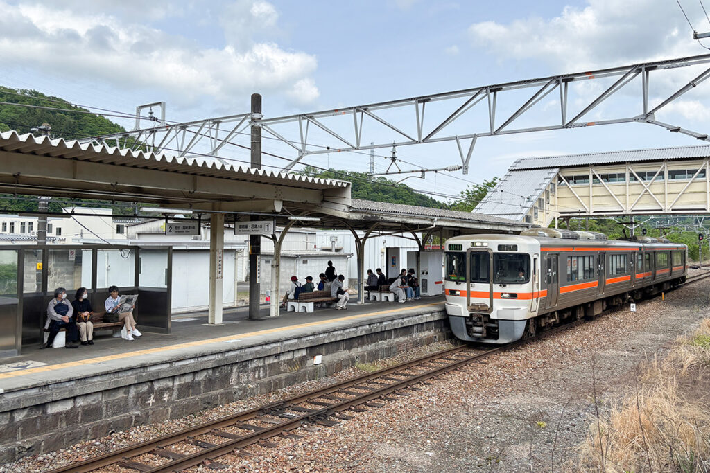 JR東海の御殿場線。駿河小山駅に313系の普通列車がやってきた