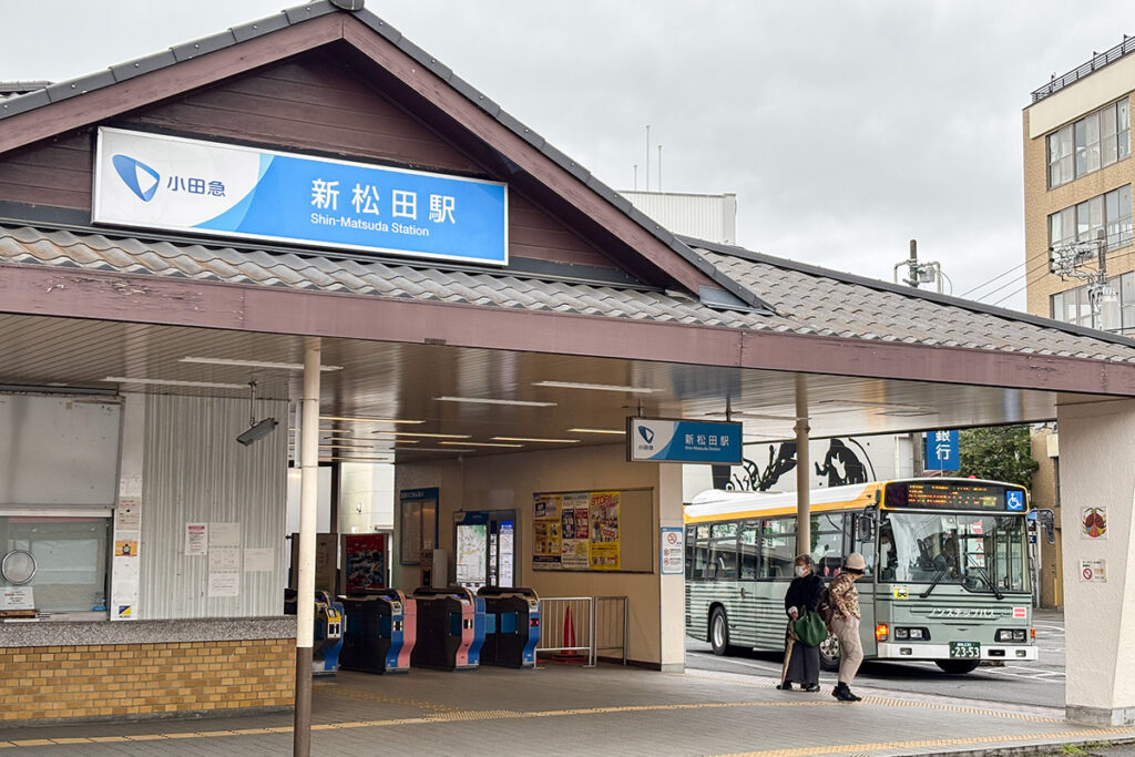 路線バスが集まる小田急の新松田駅。JR松田駅とも極めてご近所さん