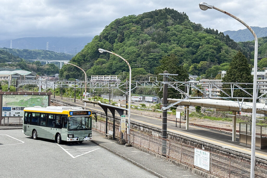 駿河小山駅前。御殿場方面から来た富士急モビリティの中型路線車が到着