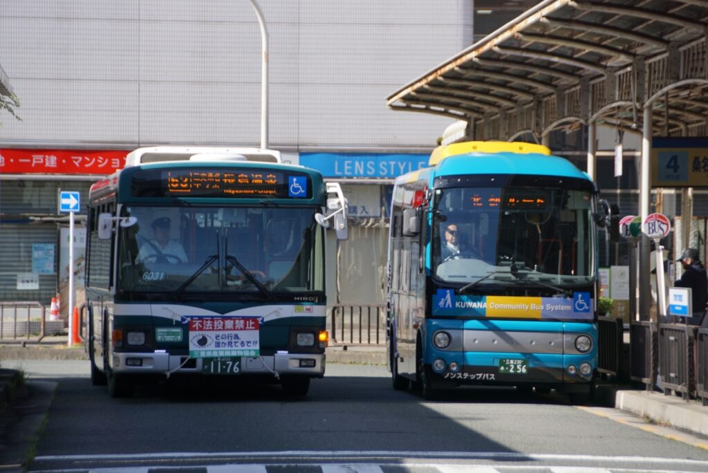 桑名駅のバスターミナルには多様な車両がやってくる