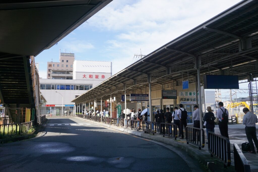 鉄道のホームと似たつくりになるのが昭和のターミナルの特徴か?