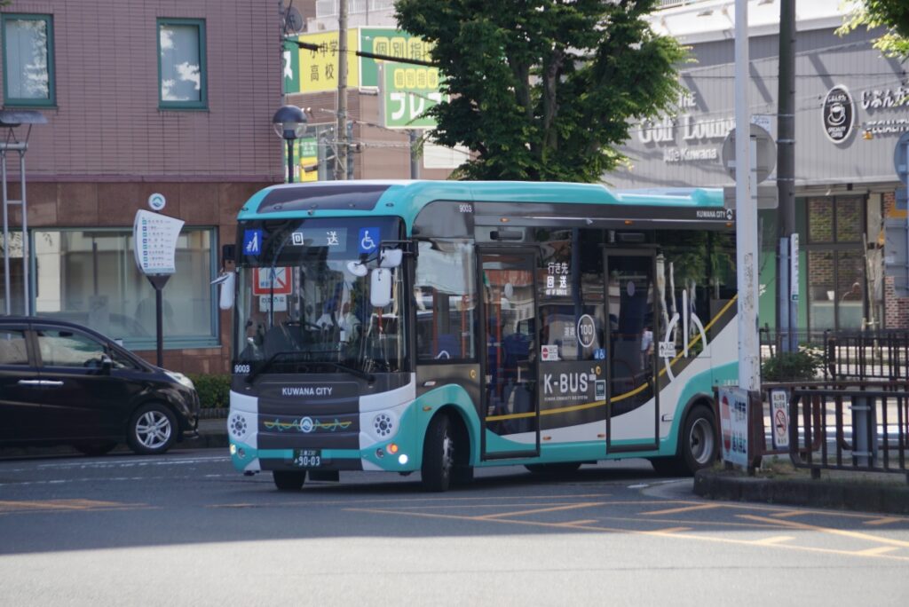 回送でやってきたEVMJの小型車