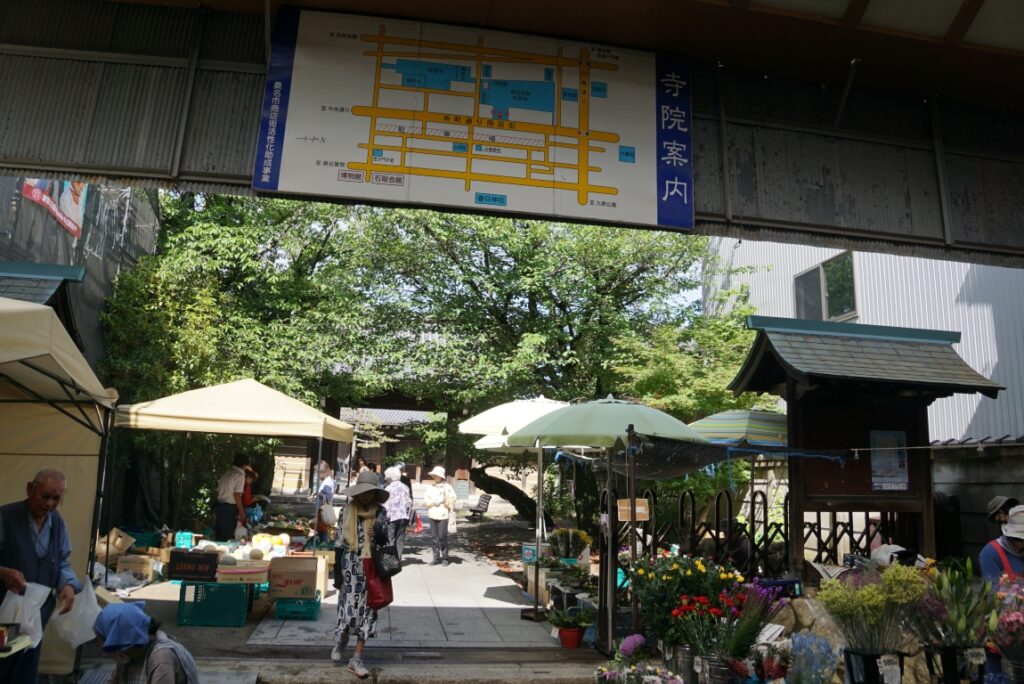 朝市と寺院が直結！